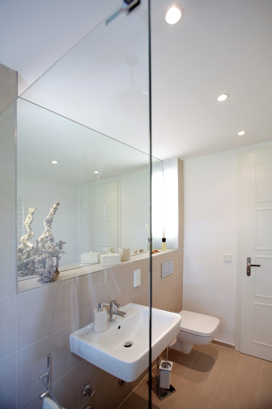 Modern saniertes Badezimmer mit Walk-in-Dusche