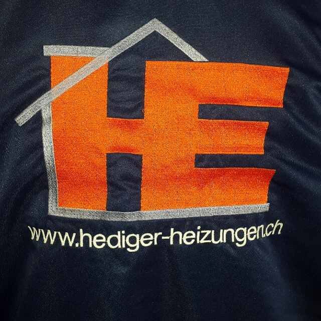 Mitarbeiter der HEDIGER Haustechnik GmbH bei der Arbeit